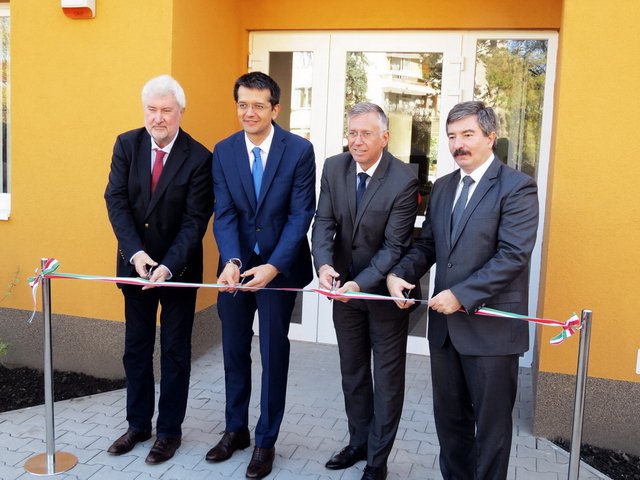 Átadták a felújított felnőtt háziorvosi rendelőt 28